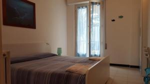ein Schlafzimmer mit einem großen Bett und einem großen Fenster in der Unterkunft Raggi di Sole in Monterosso al Mare