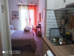 A bed or beds in a room at Violetta Rooms