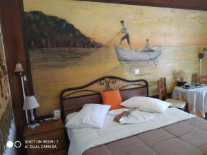 A bed or beds in a room at Violetta Rooms