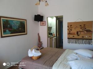A bed or beds in a room at Violetta Rooms