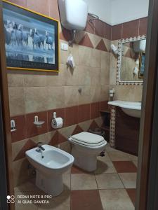 ジェレメアスにあるAlbarosa Gardenのバスルーム(トイレ、洗面台、テレビ付)
