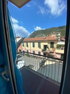 Blick auf einen Balkon von einem Zugfenster in der Unterkunft Raggi di Sole in Monterosso al Mare
