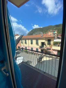 una ventana de tren con vistas a un balcón en Raggi di Sole, en Monterosso al Mare