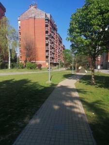 una passerella in un parco di fronte a un edificio di Apartman dt Valjevo a Valjevo