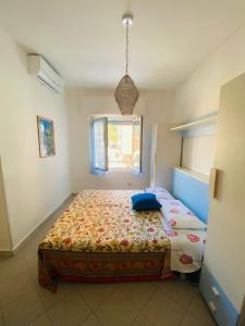 ein kleines Schlafzimmer mit einem Bett in einem Zimmer in der Unterkunft Raggi di Sole in Monterosso al Mare