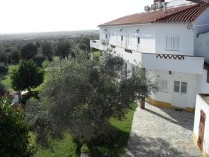 una vista desde el balcón de una casa en Casa de Campo Quinta São Jorge, en Reguengos de Monsaraz