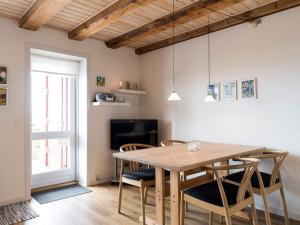 - une salle à manger avec une table et des chaises en bois dans l'établissement Holiday home Henne XXXVIII, à Henne Strand