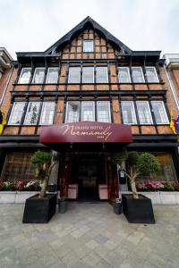un bâtiment avec un panneau à l'avant dans l'établissement Grand Hotel Normandy by CW Hotel Collection, à Bruges