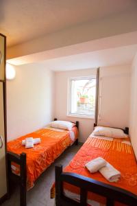 2 Betten in einem Zimmer mit Fenster in der Unterkunft Villa Tereza in Splitska