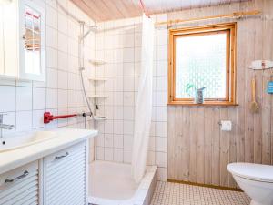 Koupelna v ubytování Holiday home Oksbøl LXXIII + 14 fotografií