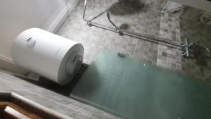 - Baño con dispensador de papel higiénico en Mama Jane's Villa en Akim Oda