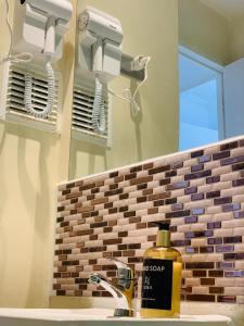 lavabo con secador de pelo y espejo en Apart Mejillones - Dpto 22 en Mejillones