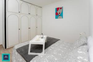 Säng eller sängar i ett rum på Blanca, Sea Views Las Palmas Digital Nomads