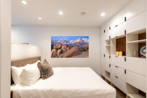 特拉基的住宿－Modern Hotel-Style Studio - Timber Creek Lodge #210 Hotel Room，一间卧室配有一张带白色墙壁和白色橱柜的床。