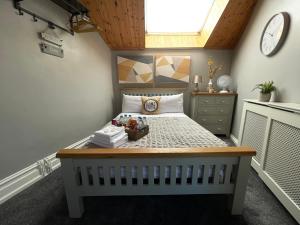 מיטה או מיטות בחדר ב-Westend Holiday Room 1 Brecon - Shared Bathroom