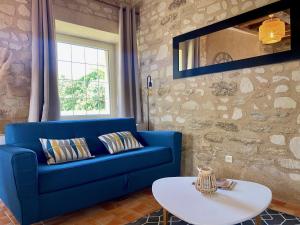 Louresse-Rochemenier的住宿－Domaine des Varennes，客厅配有蓝色的沙发和桌子