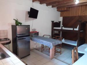 eine kleine Küche mit einem Tisch und einem Kühlschrank in der Unterkunft Cabinas coco azul Guanacaste in Guanacaste