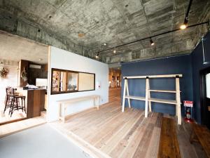 Duży pokój z drewnianą podłogą i stołem w obiekcie tune HIGORO w mieście Tateyama