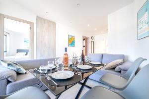 sala de estar con mesa y sofá en La Rotonde YourHostHelper en Cannes