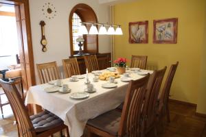 stół jadalny z białym blatem i krzesłami w obiekcie Landhaus Büttner Altenberg w mieście Altenberg