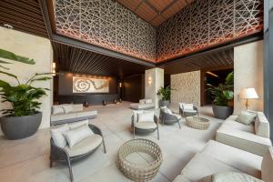eine Lobby mit Sofas, Stühlen und einem Tisch in der Unterkunft Hewitt Resort Naha in Naha