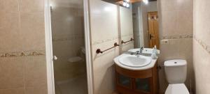 A bathroom at La Casa de la Abuela Még 10 kép