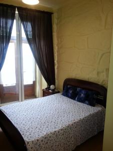 a bedroom with a bed and a window at Caldeira Guest House in Porto
