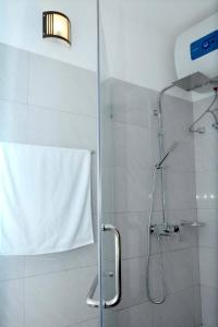 Ένα μπάνιο στο The Grand Royal Luxury Apartment