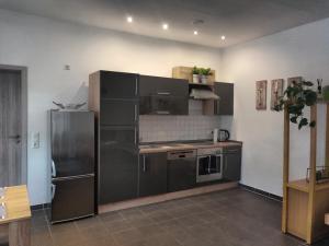 uma cozinha com um frigorífico e electrodomésticos em aço inoxidável em Ferienwohnung mit Herz für Tiere em Kaufbeuren