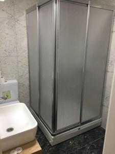 - une cabine de douche dans la salle de bains à côté d'un lavabo dans l'établissement STS Hotel Luleburgaz, à Lüleburgaz