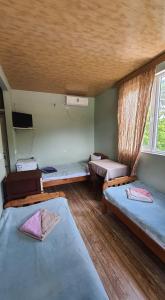 a room with two beds and a window at Ureki House in Ureki