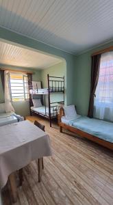 Postel nebo postele na pokoji v ubytování Ureki House