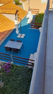 an overhead view of a pool with a table and benches at Apartments Lumbarda in Lumbarda