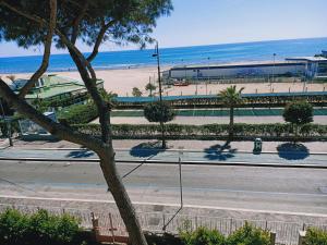 una calle vacía junto a una playa con el océano en A casa di Monachella, en Gaeta