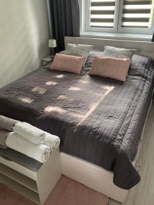 una camera da letto con un letto grande con asciugamani sopra di Apartament Zabia a Białystok