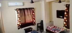 Hotel Laxmi Sadan客房内的一张或多张床位