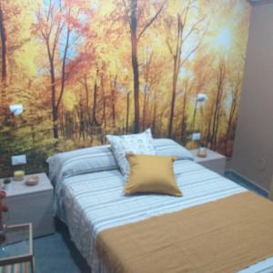 una camera da letto con un letto e un dipinto sul muro di B&B La Grotta a Nicolosi Altre 37 foto