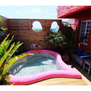 a hot tub in a garden next to a building at 墾丁巴里巴里 in Kenting