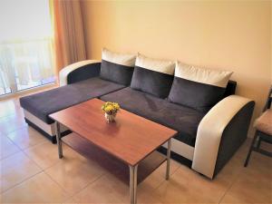 - un salon avec un canapé et une table dans l'établissement Apartment in Central Plaza, à Sunny Beach