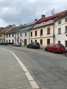 una calle con coches estacionados frente a los edificios en Apartmán 3KK 80 m2 s vířivkou a saunou en Jihlava