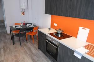 Kuchyň nebo kuchyňský kout v ubytování Apartments A7