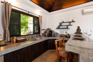 une cuisine avec un comptoir, un évier et une fenêtre dans l'établissement Koh Tao Heights Pool Villas, à Koh Tao