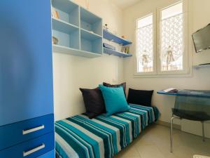 Camera piccola con divano e finestra. di Borgo dei Fiori - relax and sea view with swimming pool a Magliolo