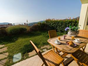MaglioloにあるBorgo dei Fiori - relax and sea view with swimming poolの木製テーブル