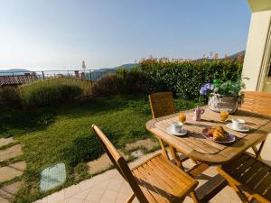 un tavolo in legno con un piatto di cibo sopra di Borgo dei Fiori - relax and sea view with swimming pool a Magliolo