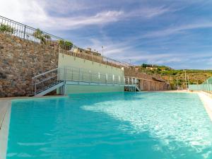 Baseinas apgyvendinimo įstaigoje Borgo dei Fiori - relax and sea view with swimming pool arba netoliese