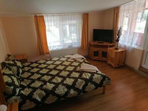 Tempat tidur dalam kamar di Guest House Shipkovo Hills