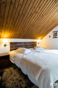 Ένα ή περισσότερα κρεβάτια σε δωμάτιο στο Montana Resort Colibita