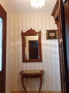 多布拉沃達的住宿－Apartman Veliki Pijesak，墙上的镜子,桌子在房间里