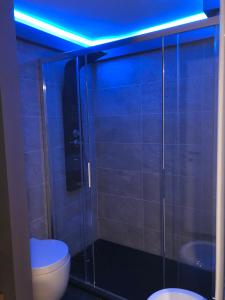 baño con aseo y ducha con luz azul en Les Marmottes, en Breuil-Cervinia 10 fotos más